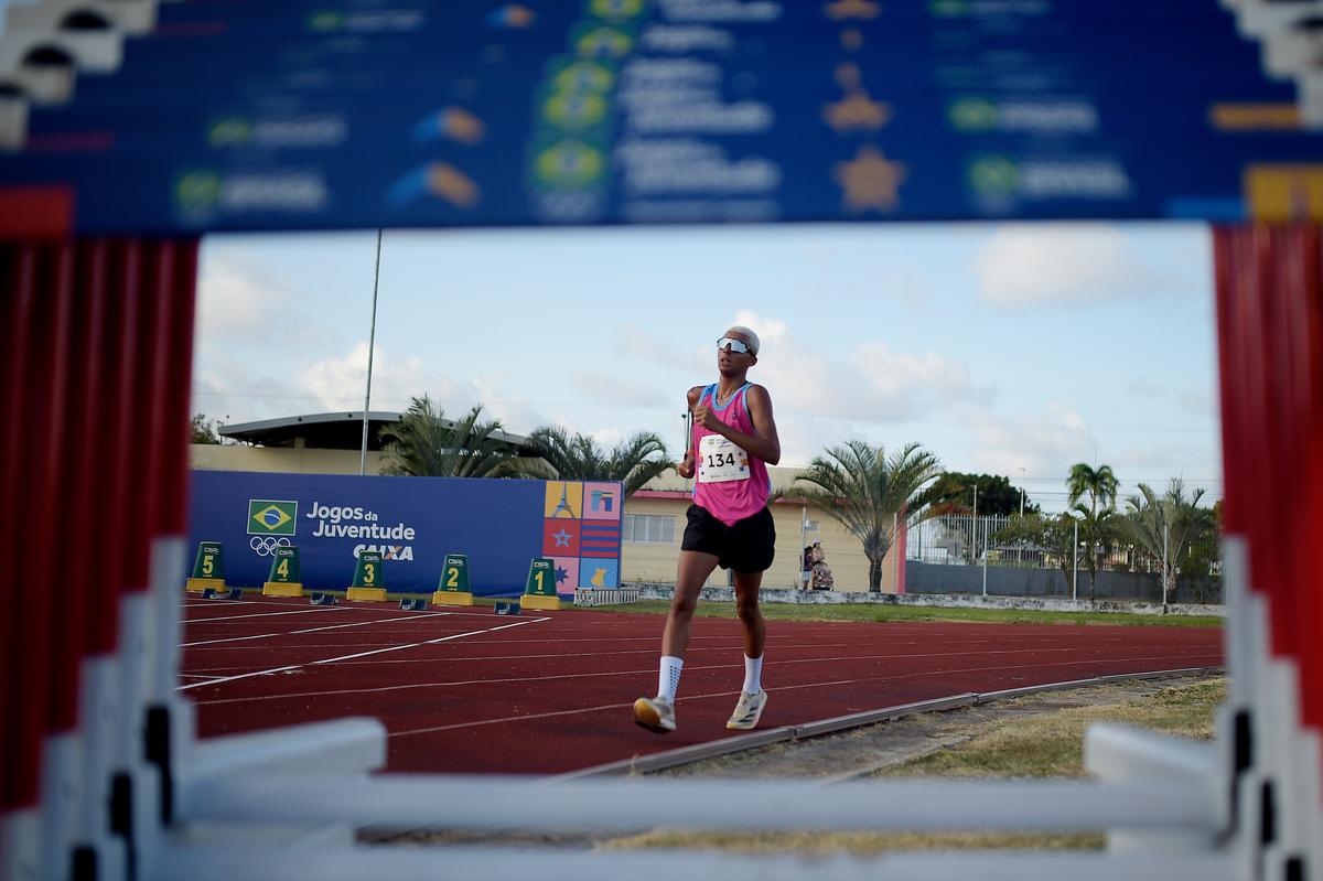 Ídolo acessível: exaltado por jovens, medalhista olímpico Caio Bonfim dá conselhos a atletas da marcha nos Jogos da Juventude