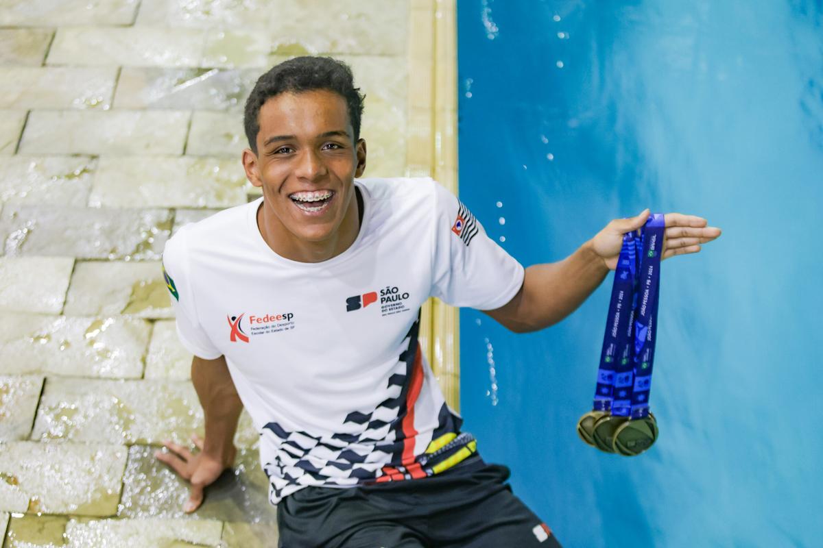 Dono de 7 ouros nos Jogos da Juventude, Lúcio Flávio visa ampliar representatividade de nadadores negros nos Jogos Olímpicos