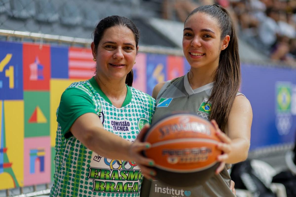 Mãe técnica e filha atleta se dividem entre broncas e afagos em busca de sucesso no basquete dos Jogos da Juventude