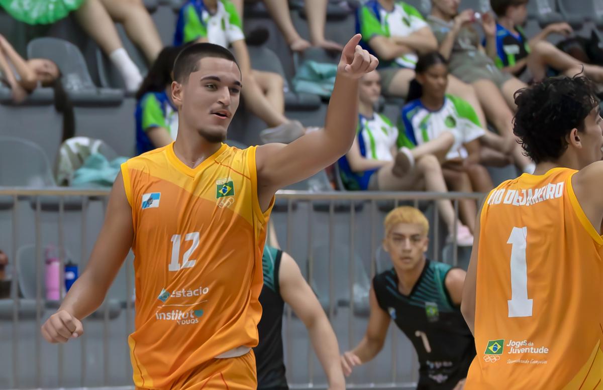 Victor Azevedo troca base do Vasco e “aperto no coração” pelo basquete e ajuda Time RJ a chegar à final dos Jogos da Juventude